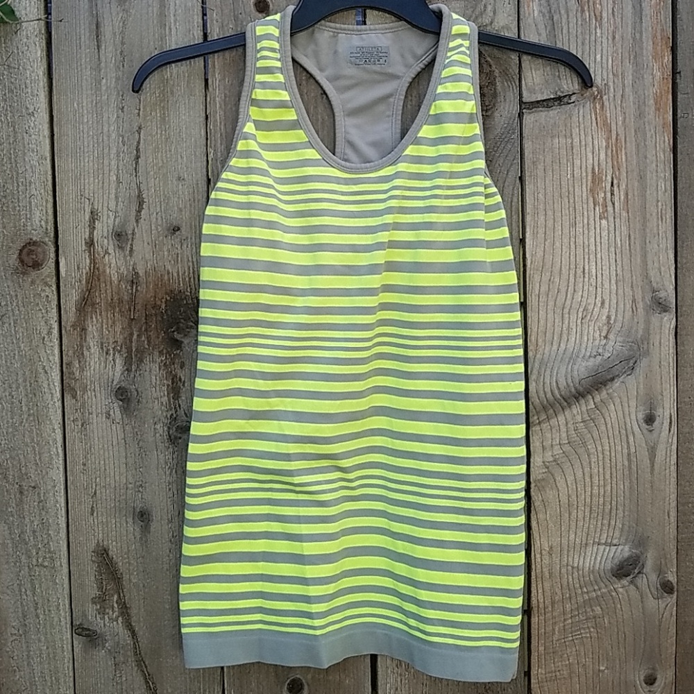 🎀 Athleta racerback seamless tank in EUC